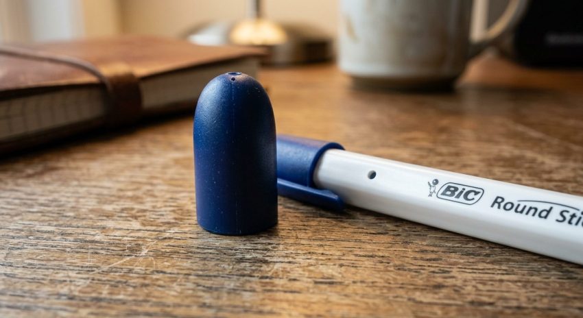 Lubang kecil pada ujung tutup pulpen